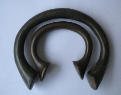 Manilles: bracelets de traite cuivreux, en usage en Côte d’Ivoire / Copper braces for trade in Ivory Coast