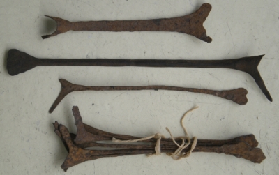 Sombés: barres de fer en forme de tibia, généralement par 10. Au moins 4 formes connues / Iron barshaped as tibia, usually by 10. At least 4 varieties known