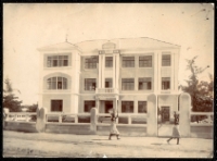 LOME (TOGO) BAO D’un style un peu différent car c'est le bâtiment de la DWA Bank récupéré aux Allemands à la fin de la 1ère guerre / Second hand german building